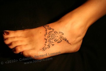 004.Tatouage-Paris-lompre-polynesien-cheville-raie-pied 